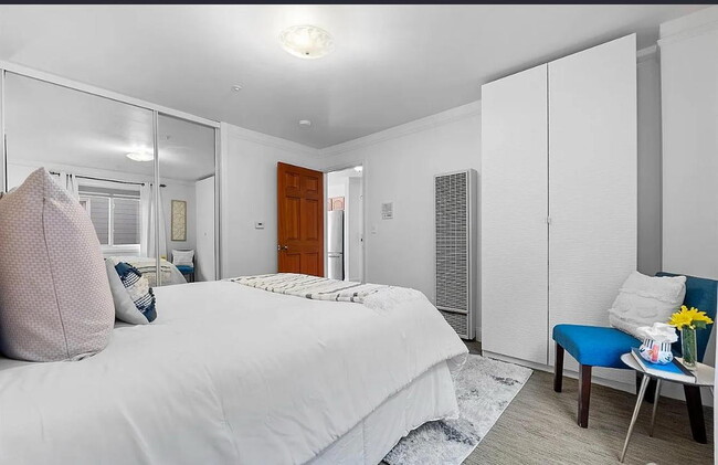 Building Photo - 1-bedroom, 1-bathroom apartment just moments from the breathtaking shores of Ocean Beach.