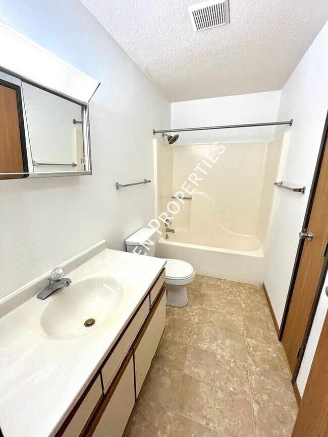 Building Photo - 901 Syracuse Ave