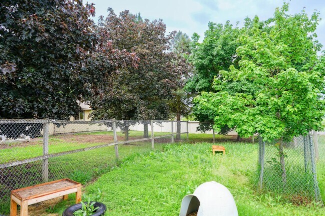 Building Photo - Mini "Ranch" in Hayden
