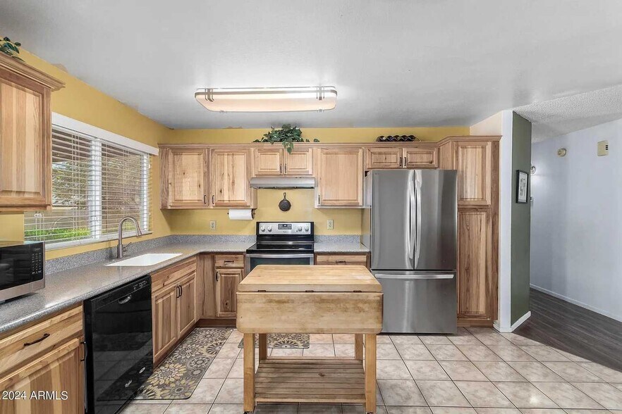 Building Photo - 716 E Hackamore St