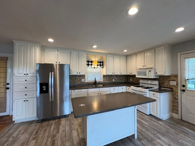 Building Photo - 223 S Lk Dr