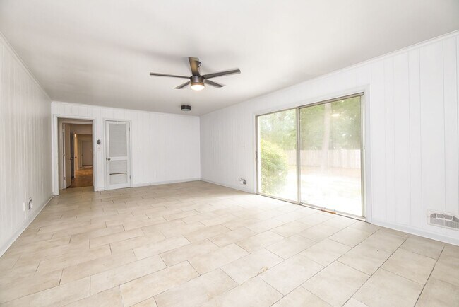 Building Photo - 9 Castlewood Dr