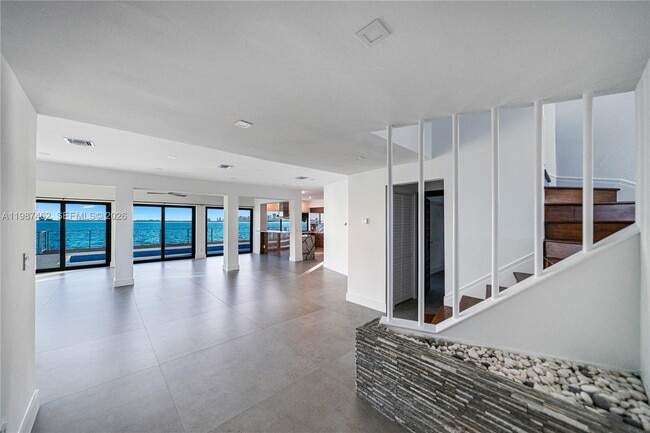 Building Photo - 1351 Bay Terrace