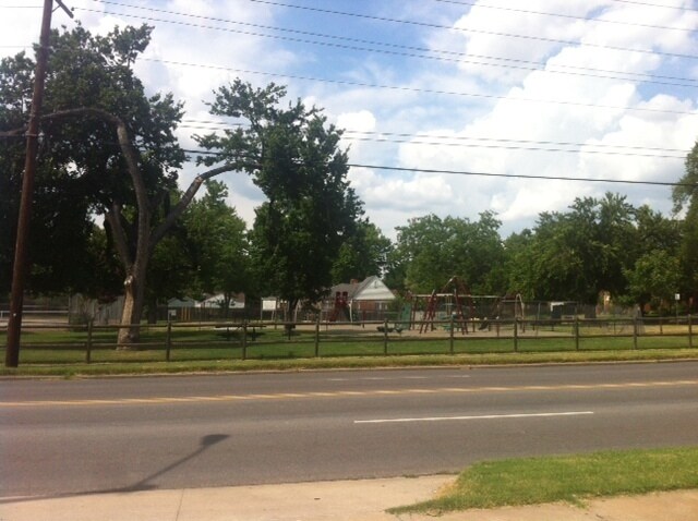 Building Photo - Florence Park South - 2 Bed 1 Bath 1 Garage, Fenced Yard! Large Kitchen!