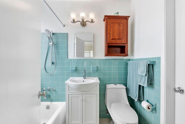Building Photo - 1221 Hillsboro Mile