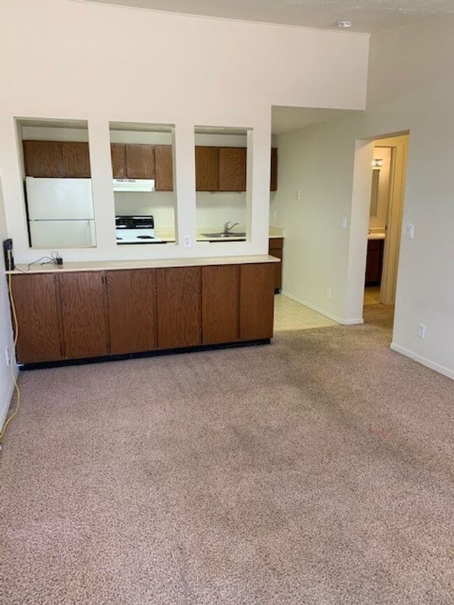 Building Photo - Cute 1 Bedroom, 1 Bathroom Apartment
