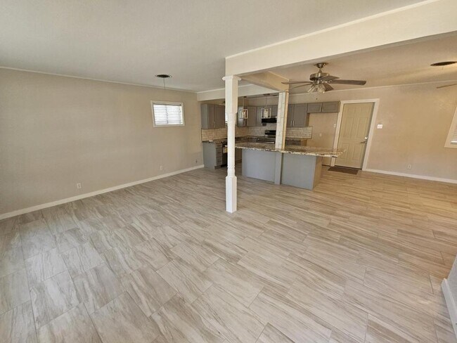 Building Photo - 2502 E Poplar Ave