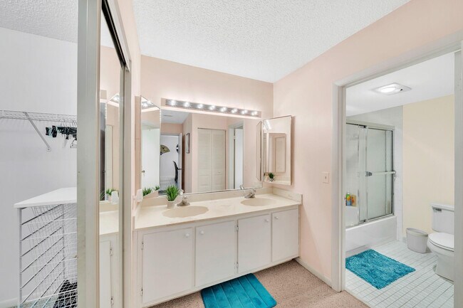 Building Photo - 9278 Vista Del Lago