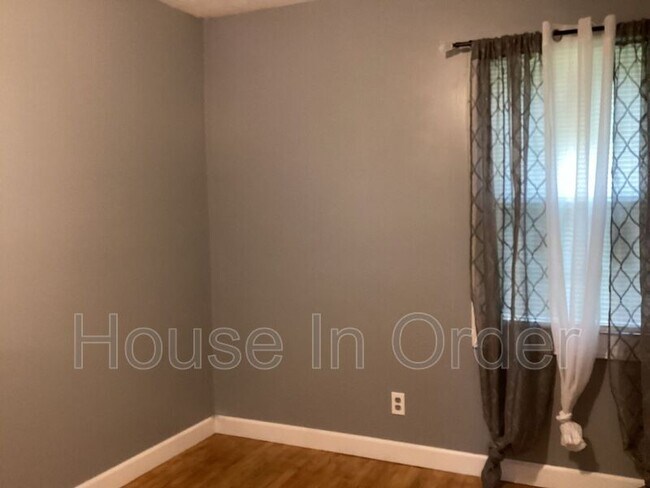 Building Photo - 64 Valentine St