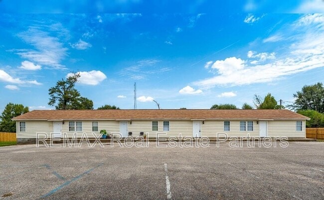 Building Photo - 900 Cypress Ave