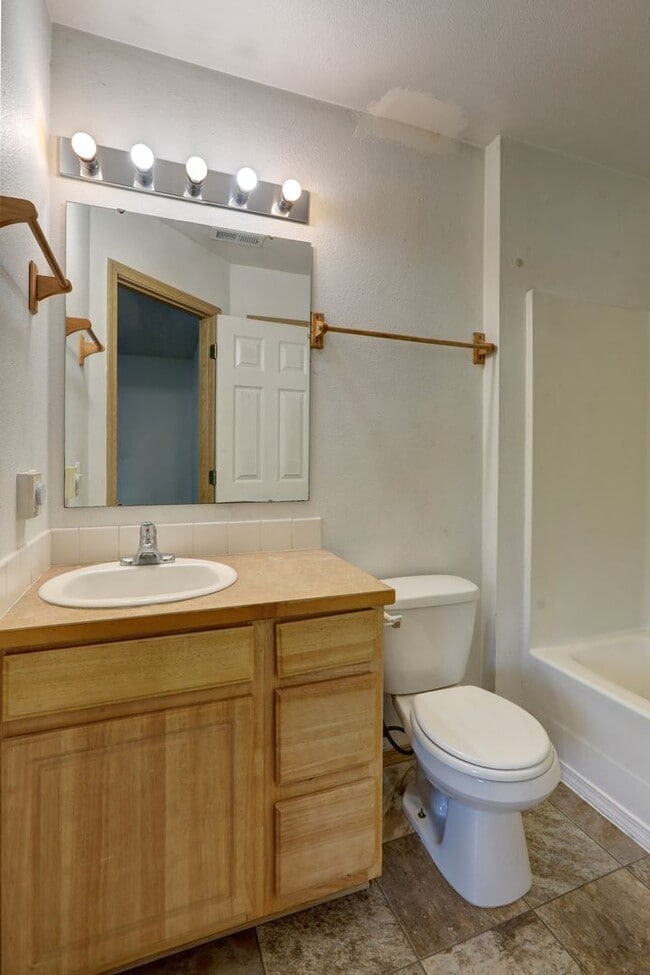 Building Photo - Charming 3 Bedroom Home Nestled Among the Trees in Bonney Lake – Spacious & Private