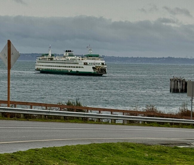 Building Photo - In town Kingston, walking distance to the Seattle and Edmonds ferry, main floor condo