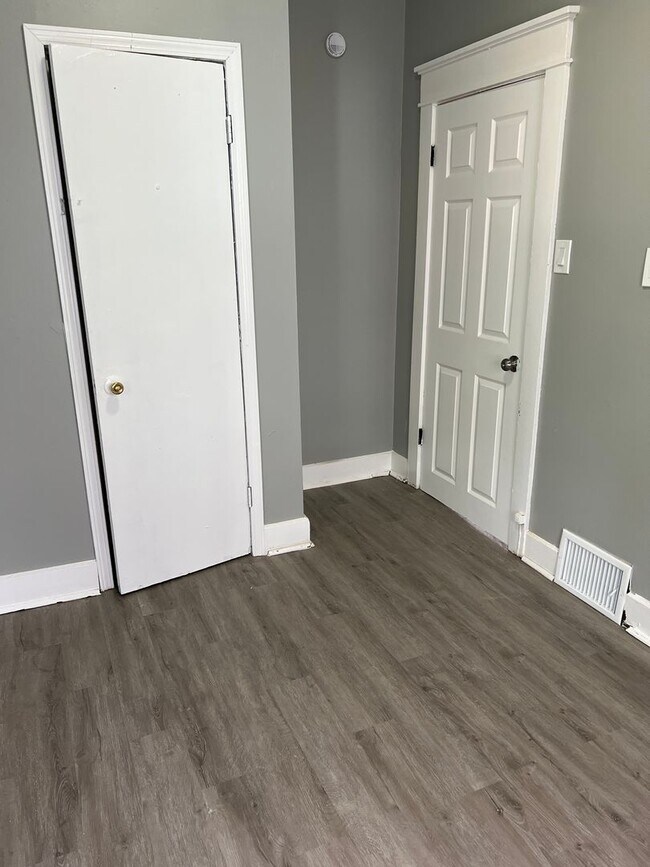 Building Photo - Charming 3-Bedroom/ 1 Bathroom house located in the heart of Topeka