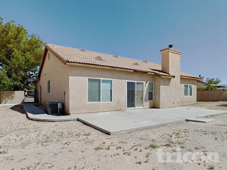 Building Photo - 2069 Holguin St