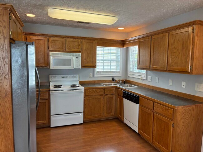 Building Photo - 9565 Sullivan Dr