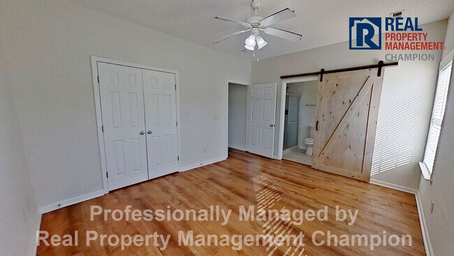 Building Photo - Charming 3 BD/2 BA Home w/Split Bedroom La...