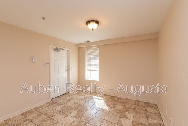 Building Photo - 913 Walker St