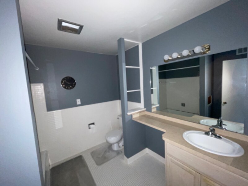 Building Photo - 500 N Fox Hills Dr