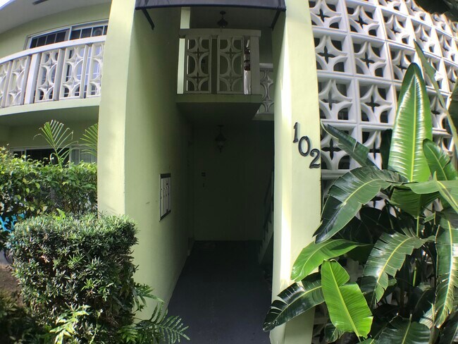 Building Photo - 102 N Lakeside Dr