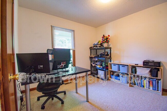 Building Photo - 20 N Hillside Dr