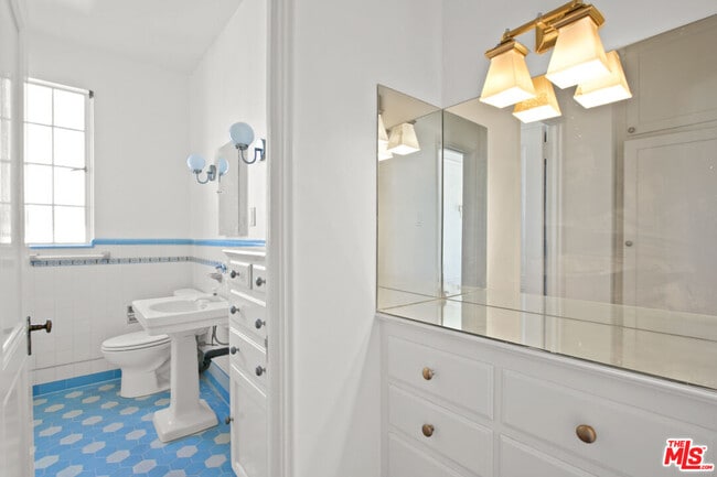 Building Photo - 450 N Rossmore Ave