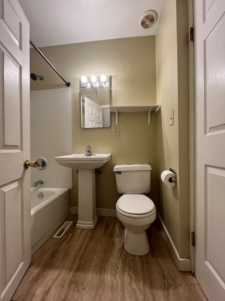 Building Photo - 2223 E Vollmer Ave