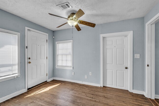 Building Photo - 2314 Eagle St