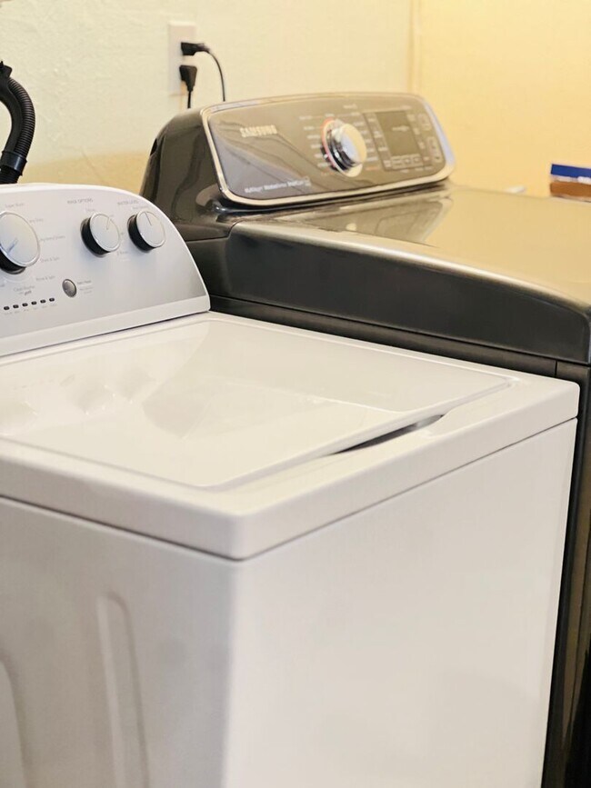 Building Photo - LAKE ACCESS!! Beautiful 4 bedroom 2 bath H...