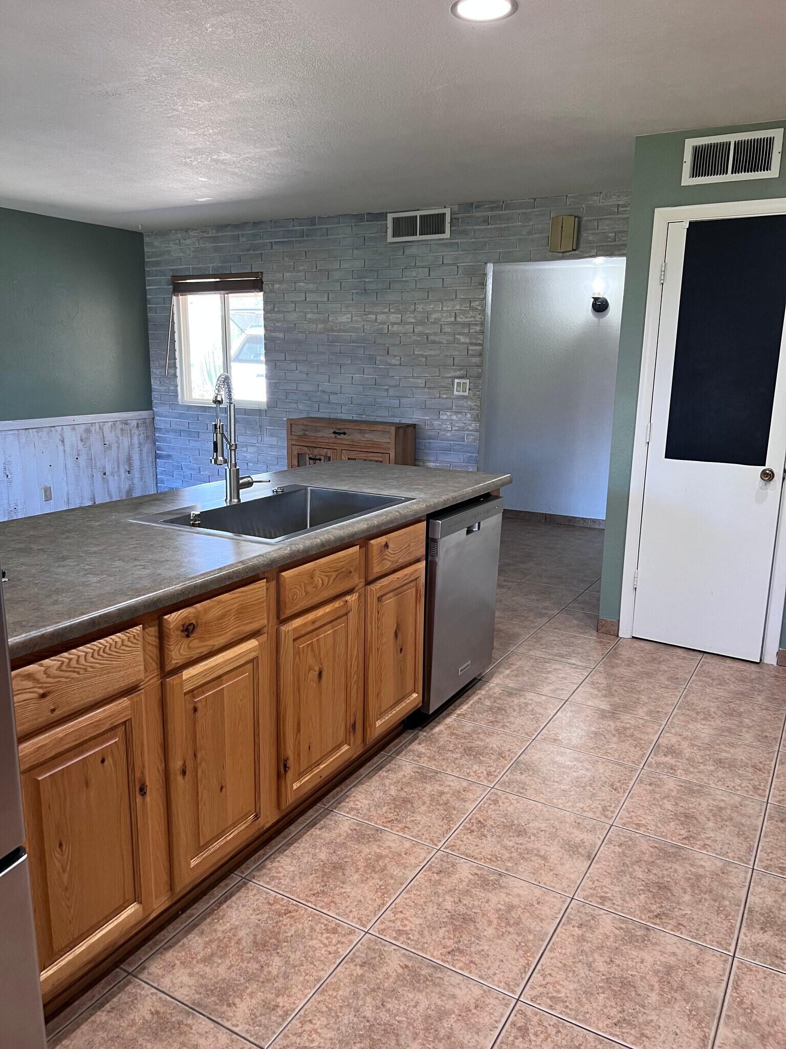 Building Photo - 3015 E Desert Cove Ave