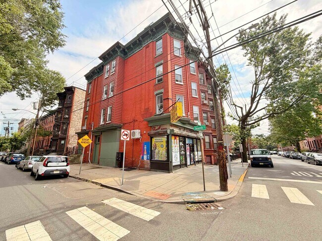 Building Photo - 118 Erie St