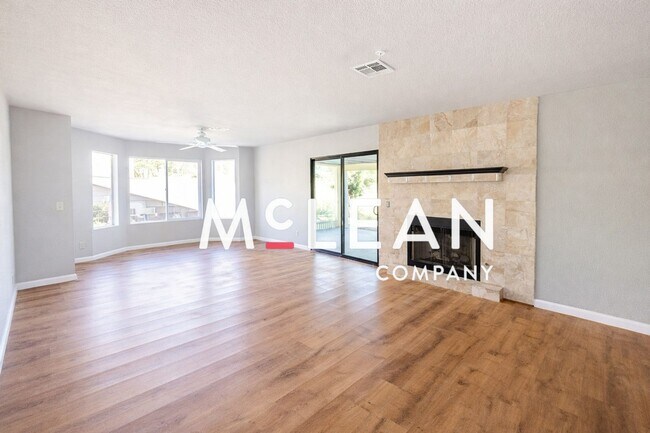 Building Photo - Three Bedroom Home in Desert Hot Springs