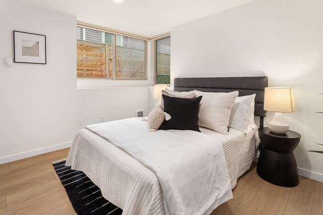 Building Photo - Brilliant Ballard Newer Townhome - 4 Bedro...