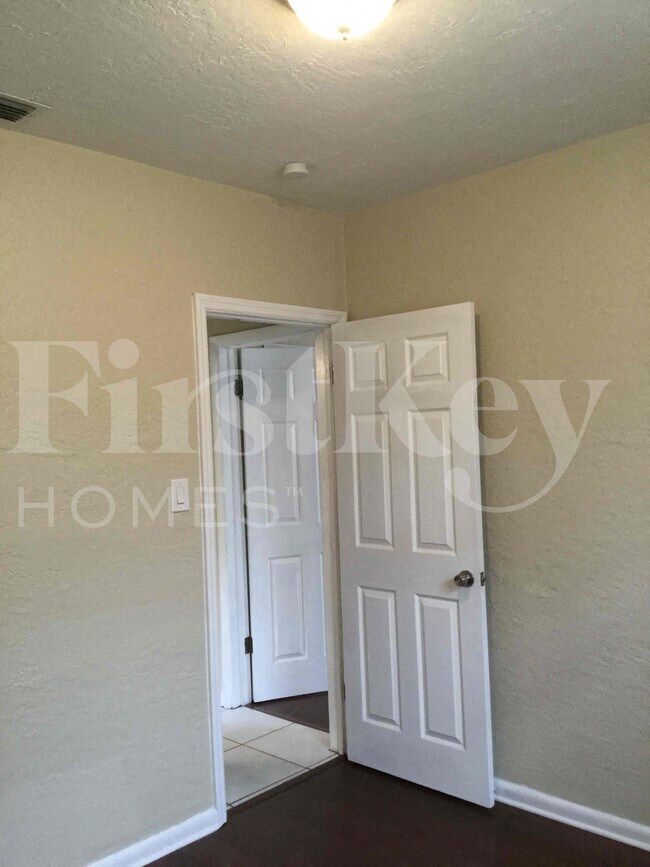 Building Photo - 1121 NW 23rd Terrace