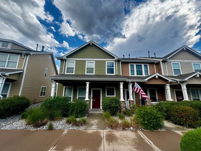 Building Photo - 3 Bedroom Townhome with 2 car detached garage
