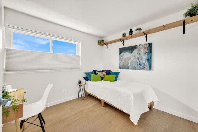 Building Photo - Darling Fully Furnished Condo Bathed in Natural Light