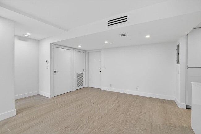 Building Photo - 7835 Lakeside Blvd