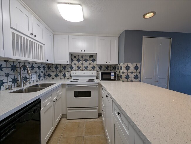 Building Photo - 7520 Hornwood Dr