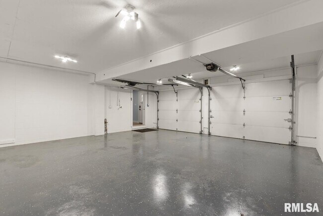 Building Photo - 1900 E Knox St