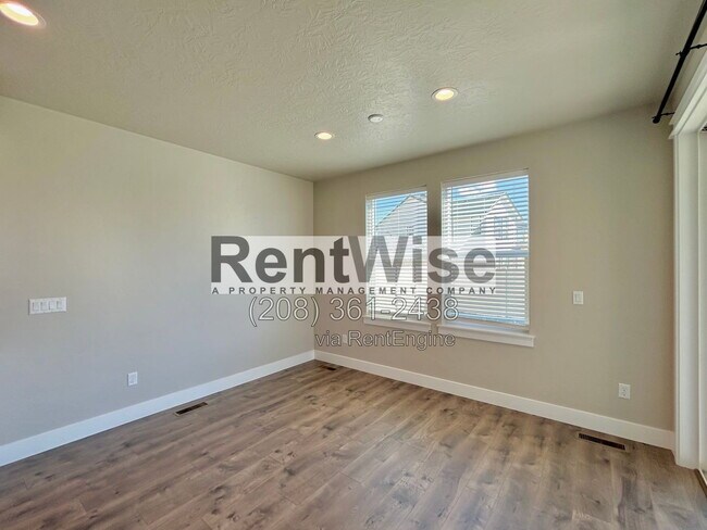 Building Photo - 5925 W Sprig Dr