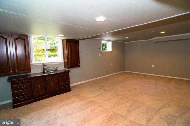 Building Photo - 6638 Holland St