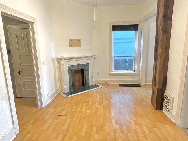 Building Photo - ***$500 Move in Special*** Charming 2 bed 1 bath W/D in unit, free parking, renovated kitchen, fe...