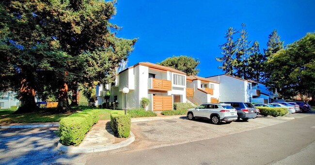 Building Photo - Spacious Second Floor 1bd Condo With Laundry In Unit, Pool, Balcony, & Carport!