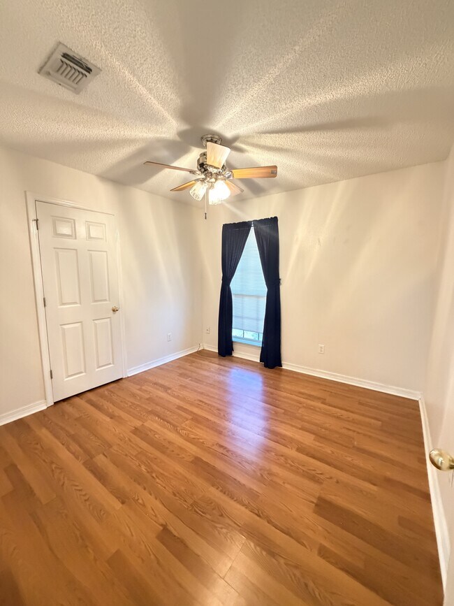Building Photo - 6585 Eagle Crest Dr
