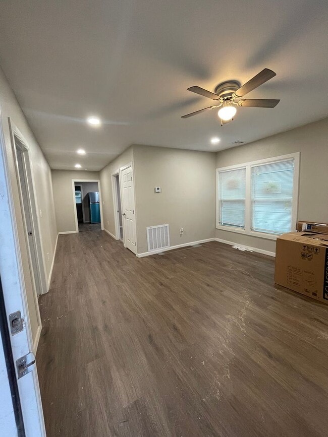 Building Photo - 3 Bedroom 2 Bath Home For Rent