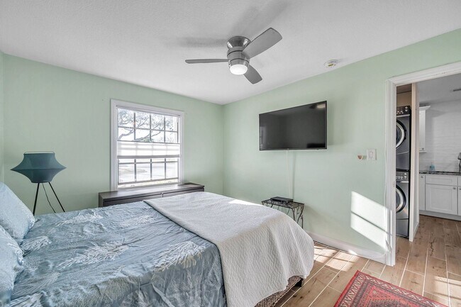 Building Photo - 4728 Beach Dr SE