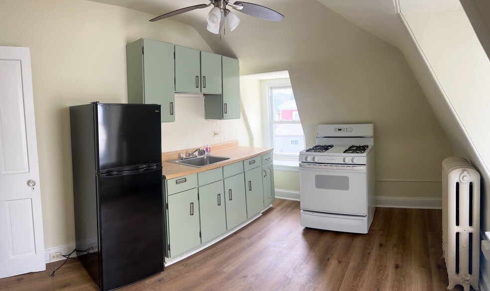 Kitchen - 123 E Washington Ln