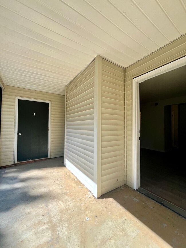 Building Photo - Charming 2 Bedroom Townhouse