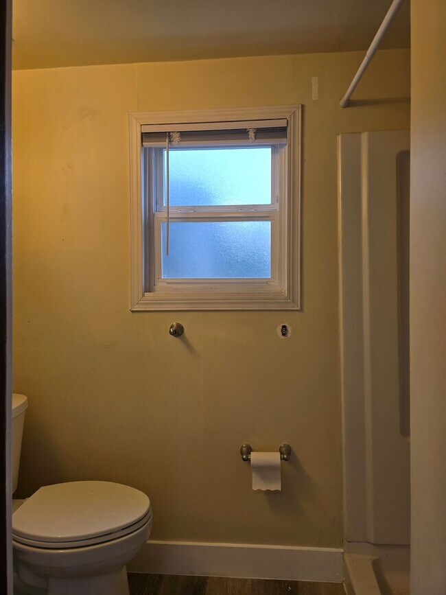 Building Photo - One Bedroom Duplex with Fenced Yard