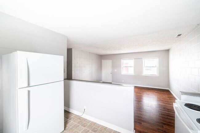 Building Photo - 1 Bed, 1 Bath Pet-Friendly Apartment with Shared Yard