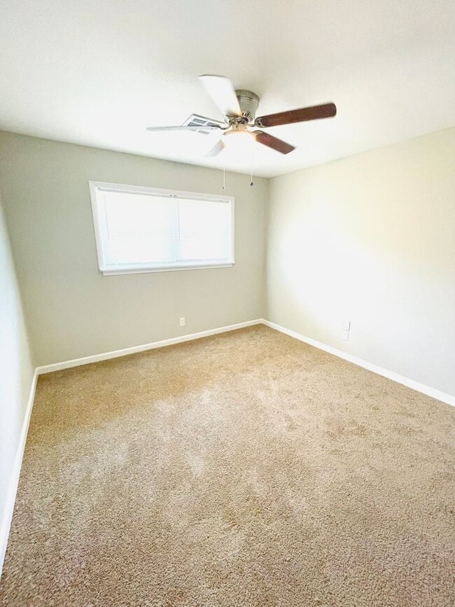 Building Photo - ** 3 Bed 2 Bath located off Woodley road *...